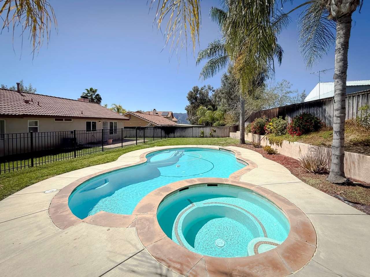 ONE STORY ~PRIVATE  GATED POOL~ 3 BED/2 BATH HOME FOR RENT IN WILDOMAR!