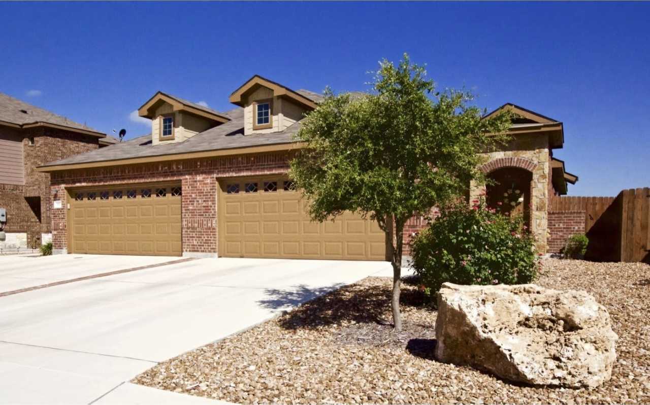 LUXURY TOWNHOME LOCATED IN BASTROP, TEXAS!