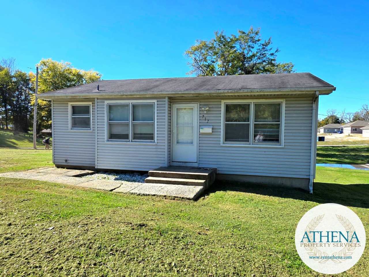 2 Bedroom / 1 Bath House - SIZABLE YARD  W/D HOOKUPS