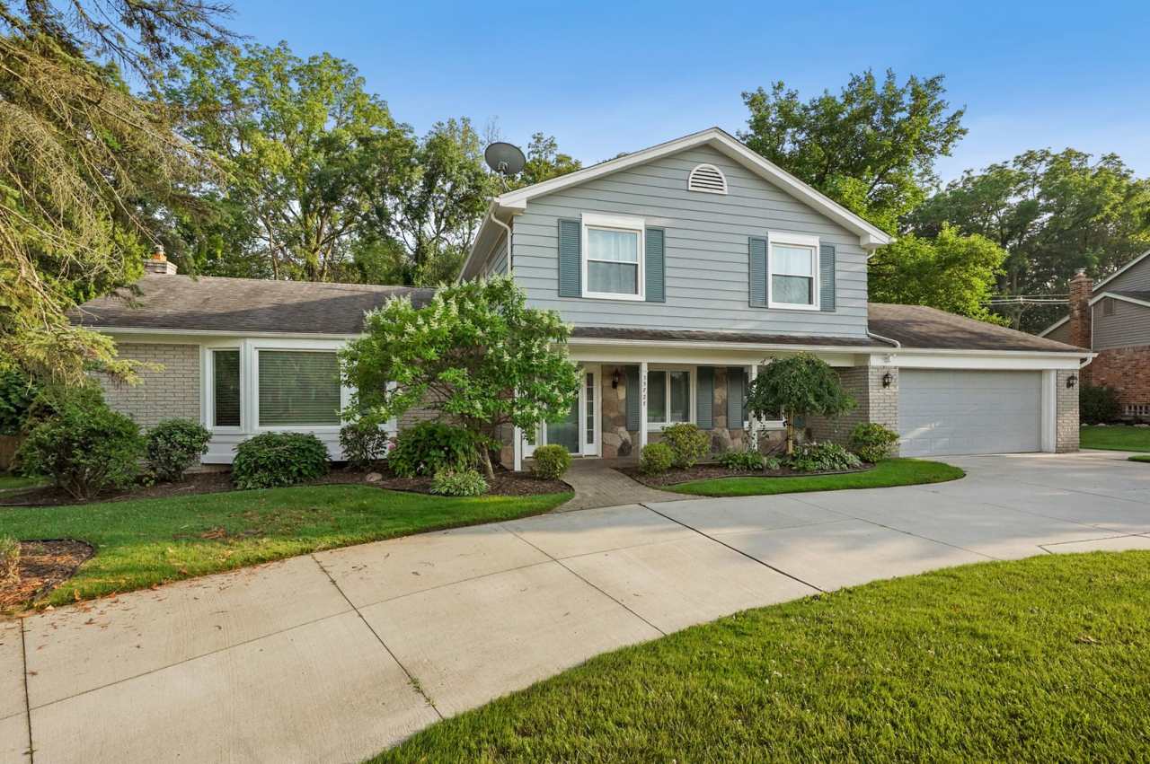 BEAUTIFUL FARMINGTON HILLS, MI HOME