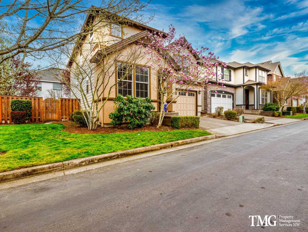 Beautiful 3+br/2.5ba House with office, fenced yard, 2 car garage and AC