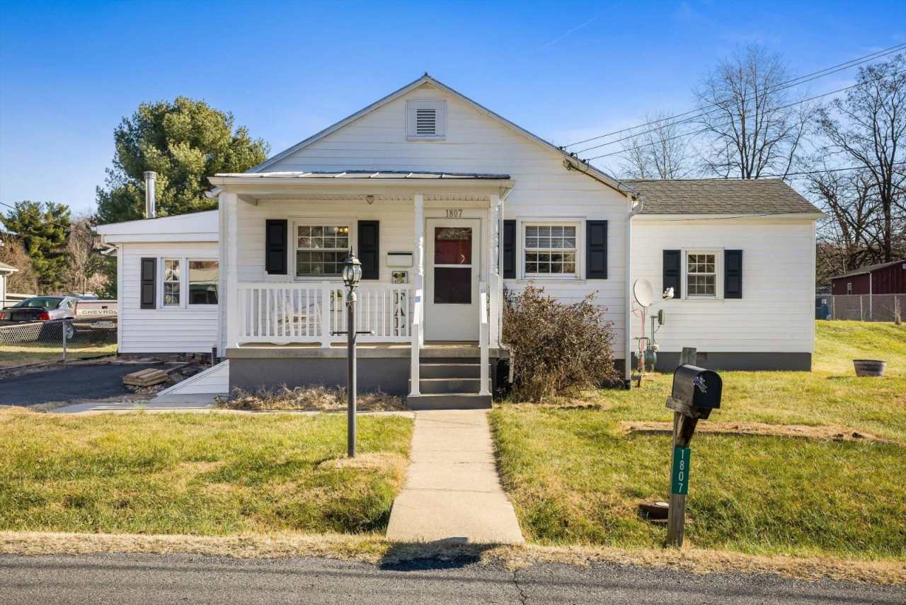 1807 Orchard Ln
