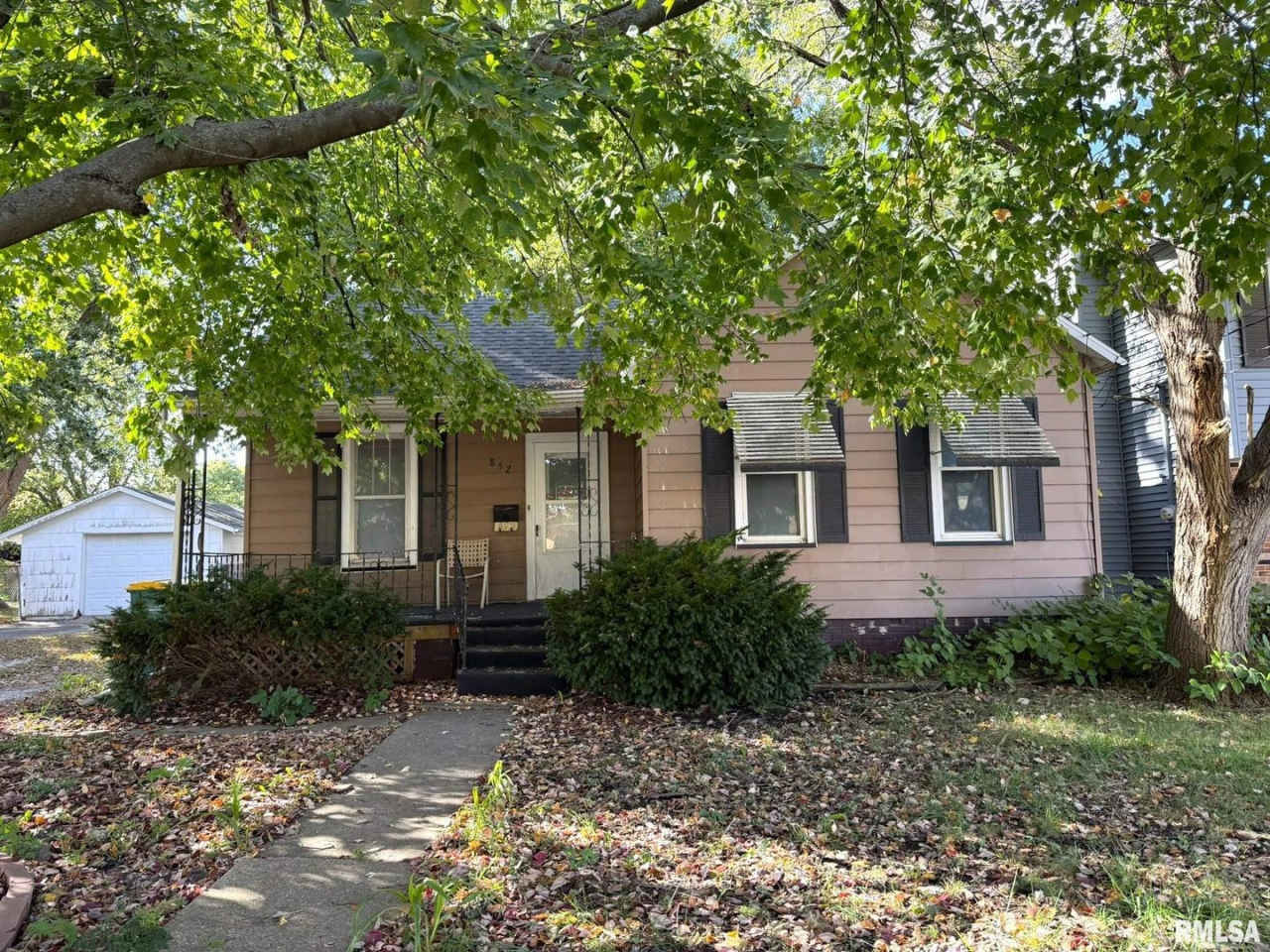 Charming 2-Bedroom Home with Garage and Covered Porch!