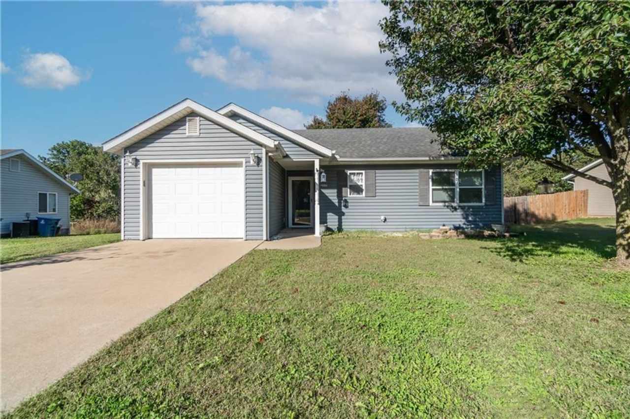 2 bedroom 2 bath house, fenced, 1 car garage