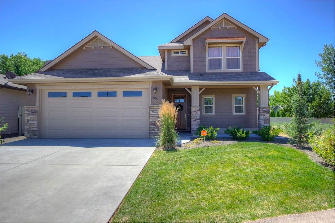 Beautiful Custom Home in Great Location