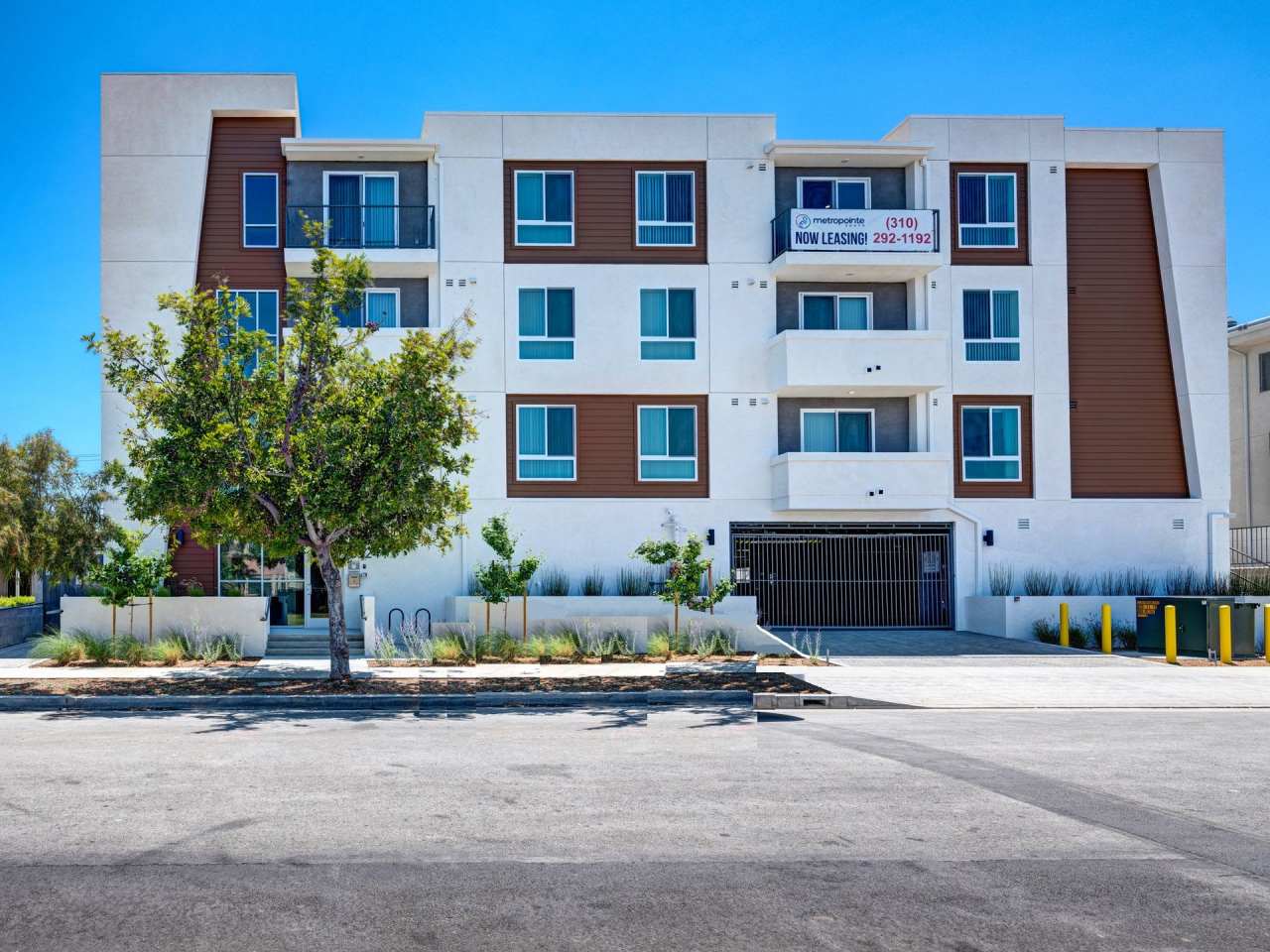 Discover Modern Living in This Stylish 1-2 Bedrooms Apartment!