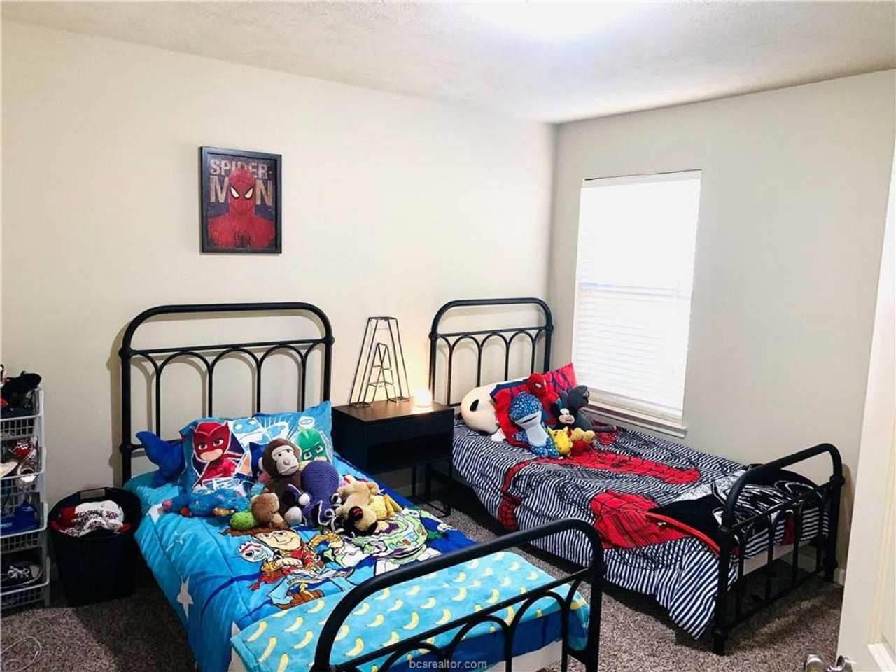 Available NOW! 3/2 in highly desirable Creek Meadows!!