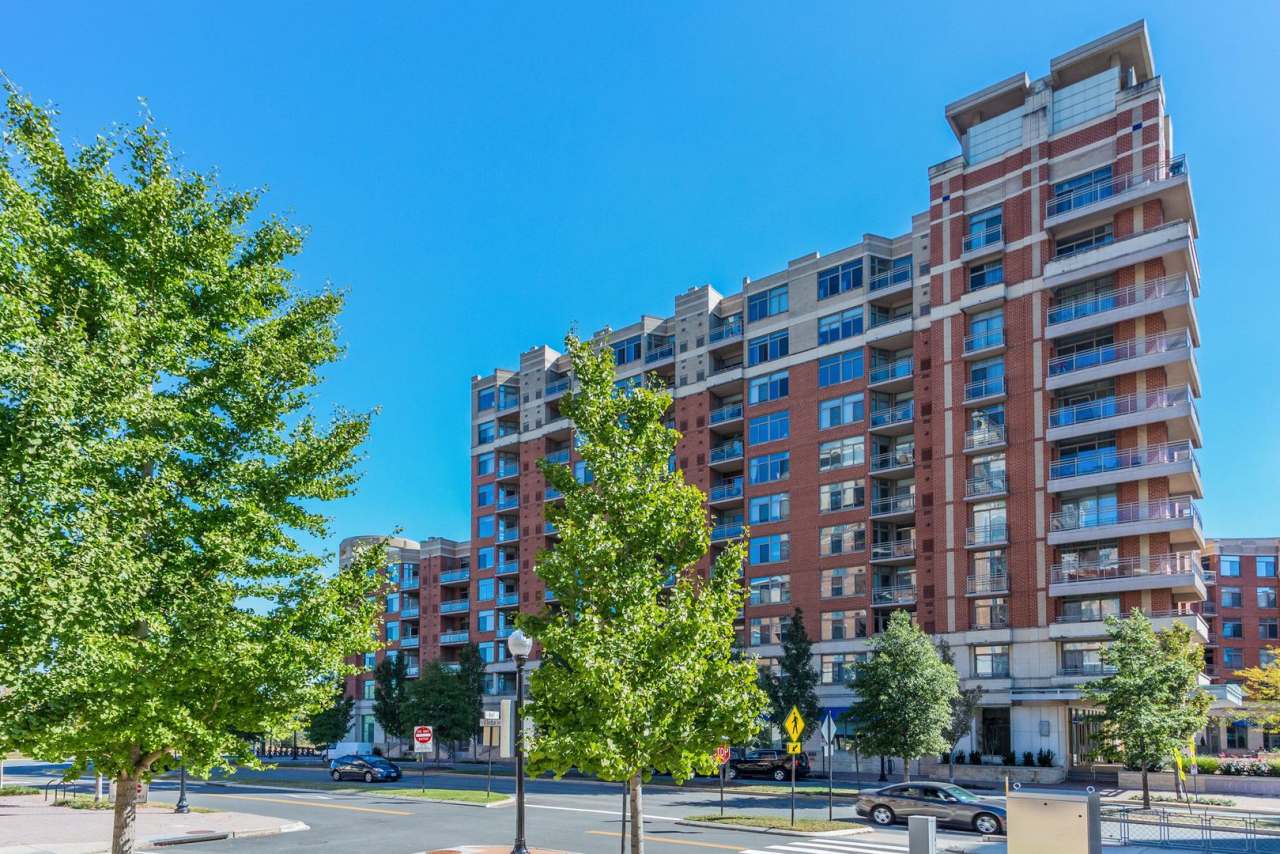 This luxury 2 bedroom condo has phenomenal amenities and is walking distance to the new Potomac Yard Station!