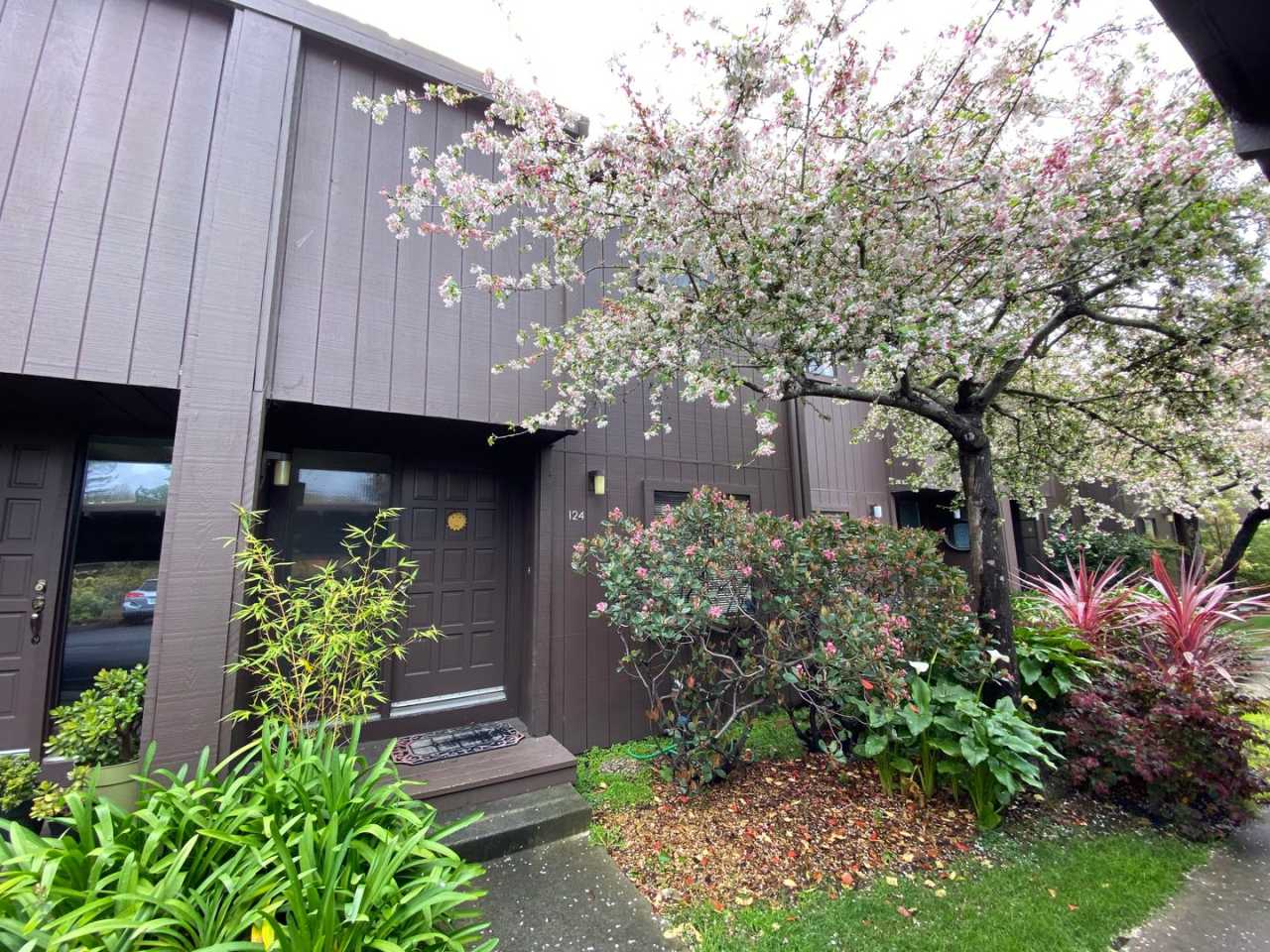 Bright and cozy 2-Bedroom, 2 Bathroom located close to Downtown and the Boardwalk