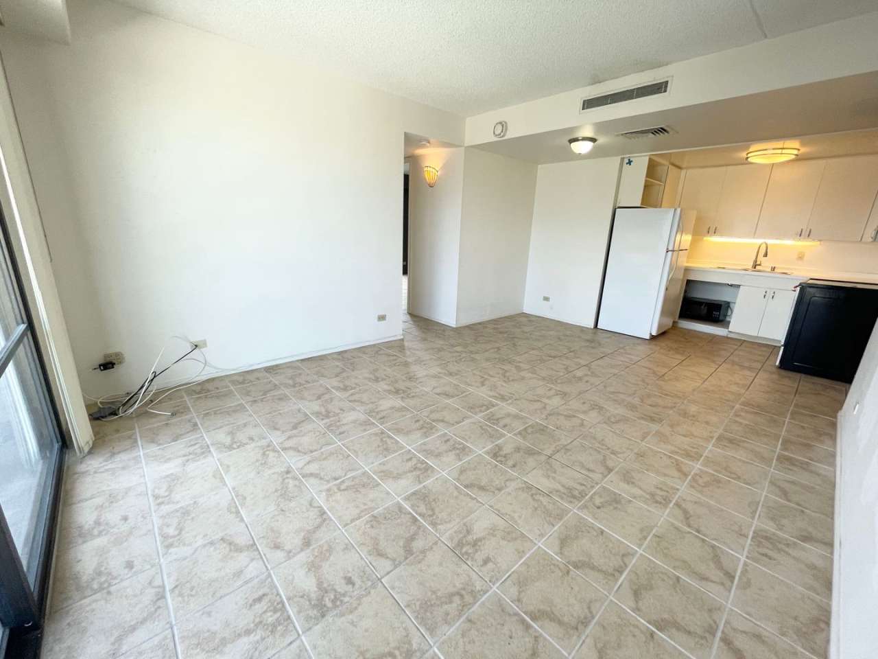 Available now! 2 bedroom 2 bathroom in downtown! Utilities included!