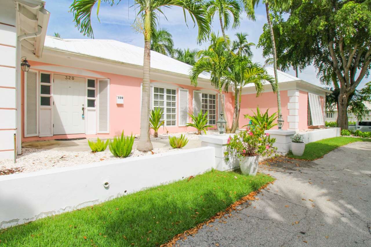 ***DOWNTOWN***OLDE NAPLES***BEACH IS JUST A FEW STEPS FROM FRONT DOOR***4 BEDS/ 3 BATHS***FURNISHED SEASONAL***