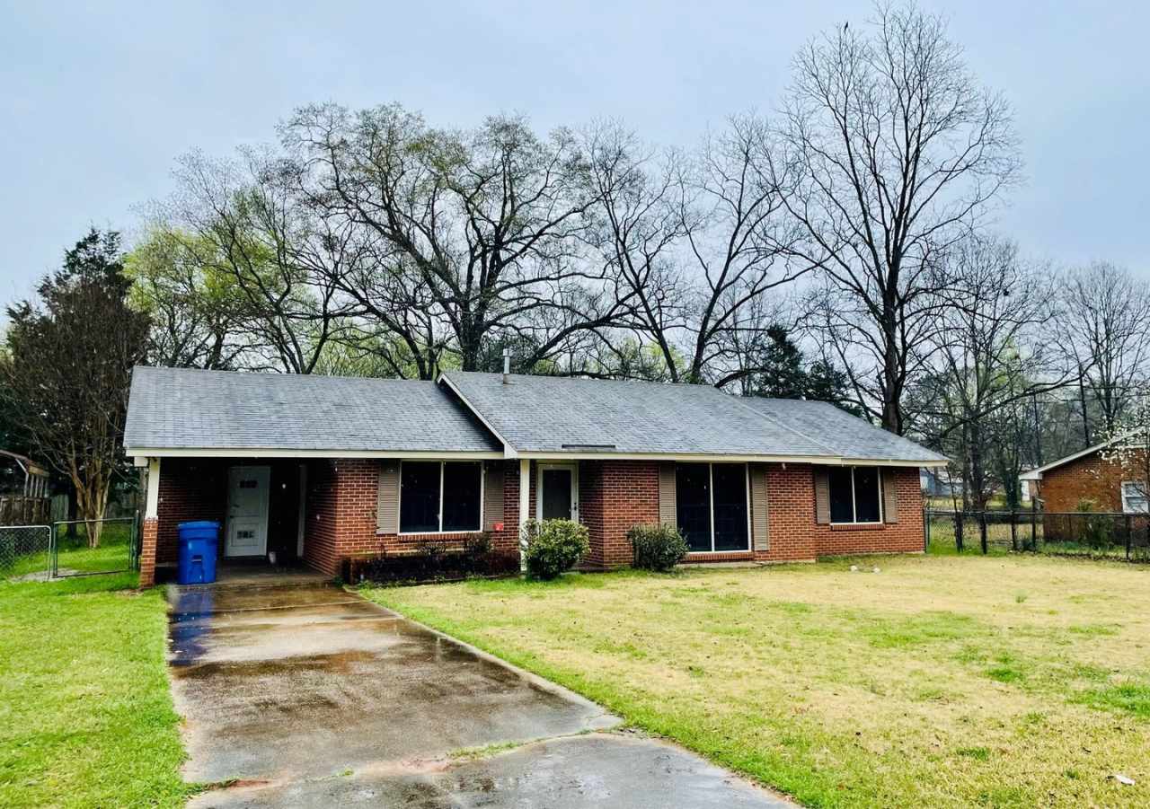 3 Bed, 2 Bath Home in Prattville!