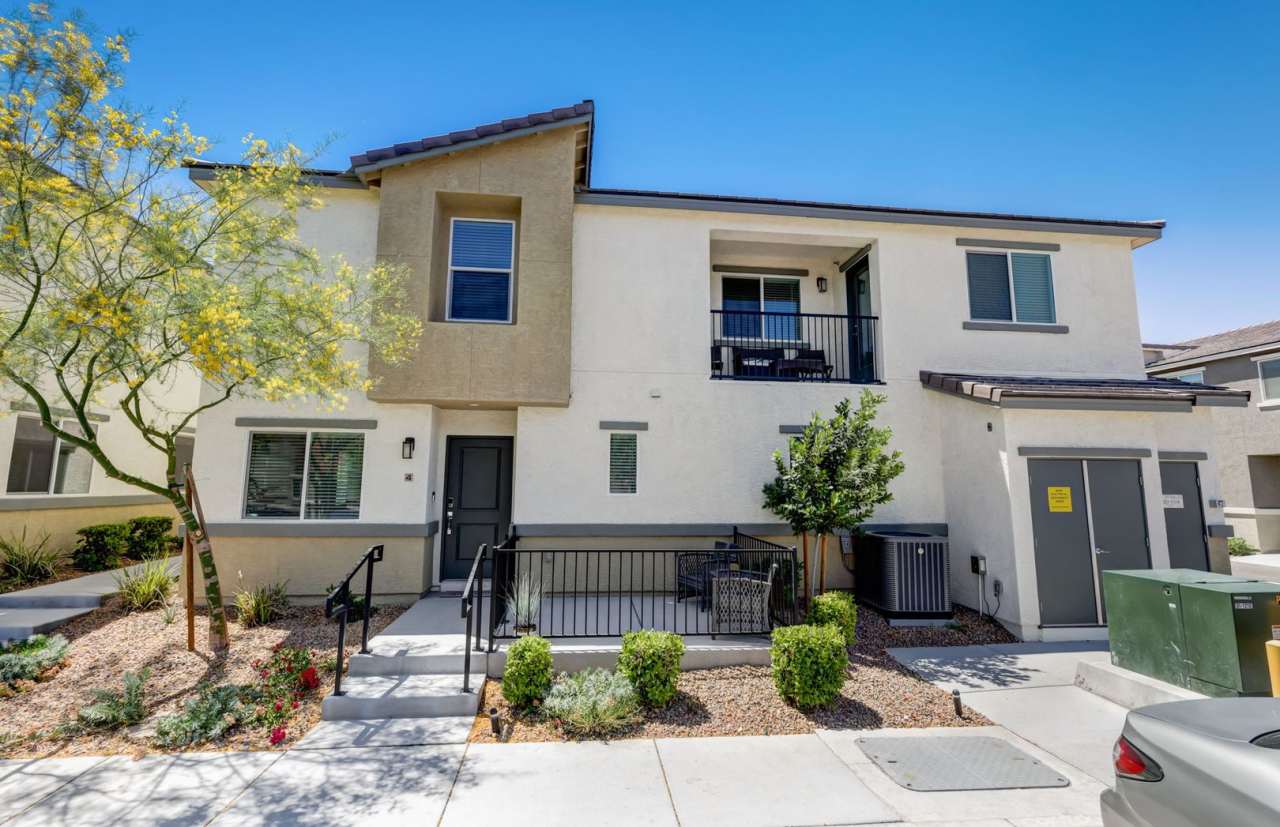 Modern Comfort in Las Vegas: 3-Bedroom Gem with Pool Access