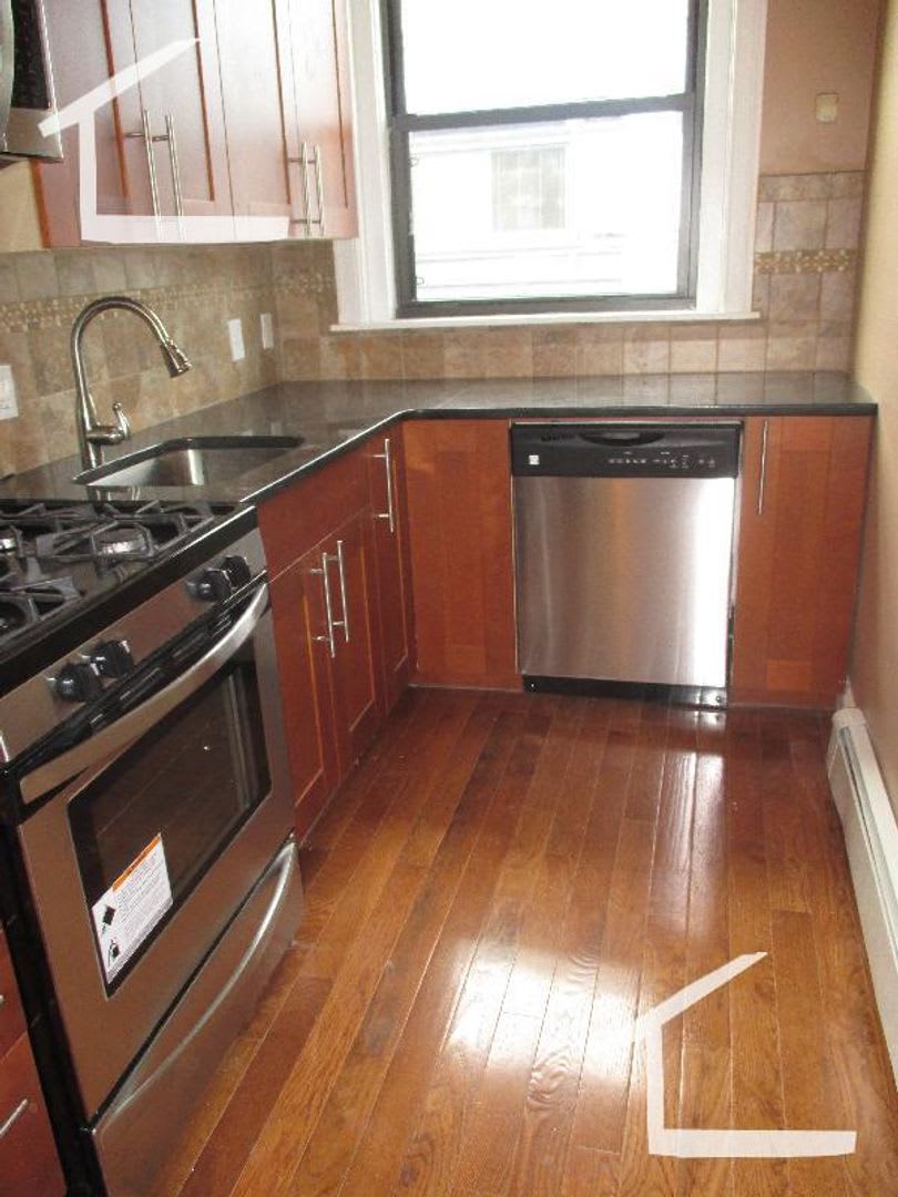Nicely renovated 4 bed near the Green Line and BC for the upcoming school year!