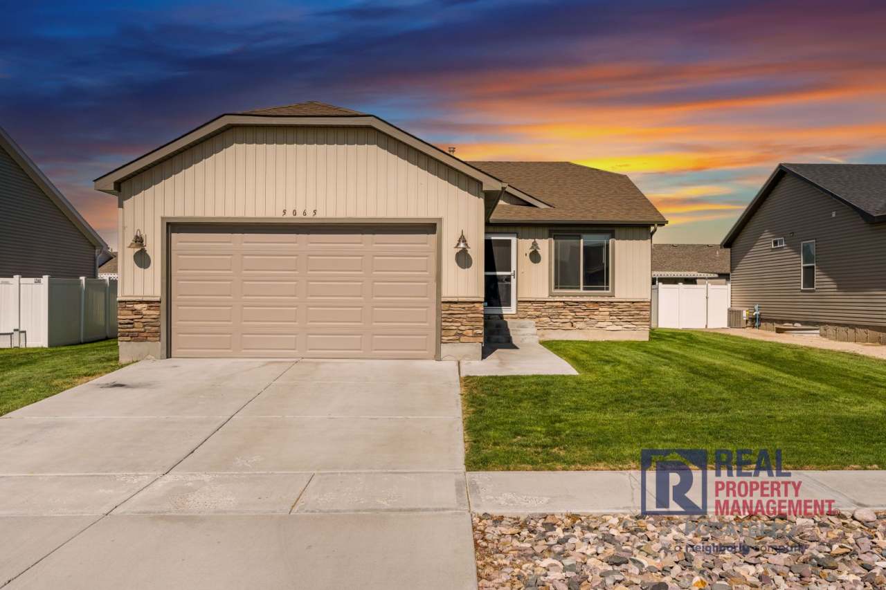 Beautiful 3 bed 2 bath house - 2 car Garage