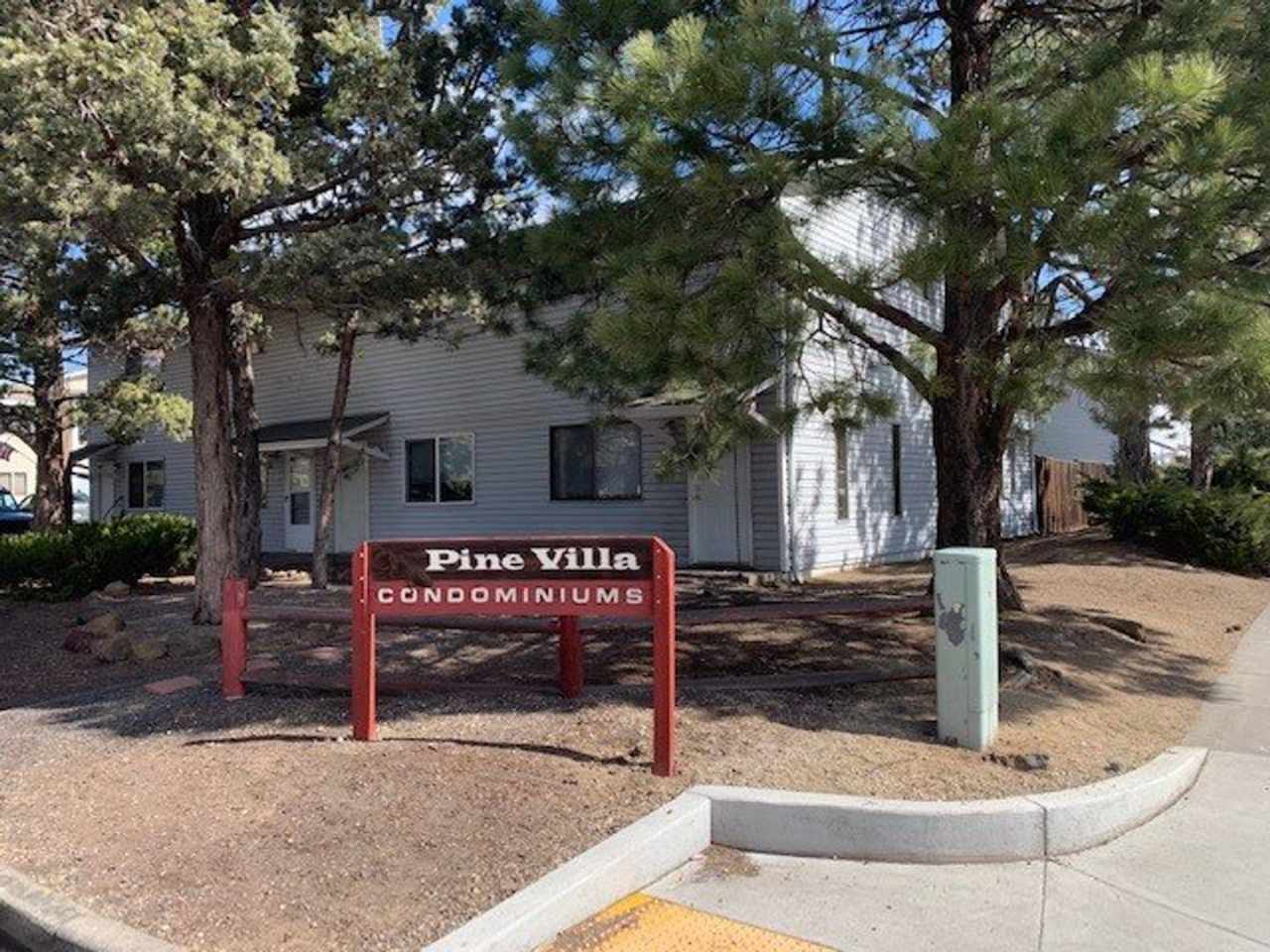 2 Bed/1 Bath SE Bend Condo with Single Car Garage