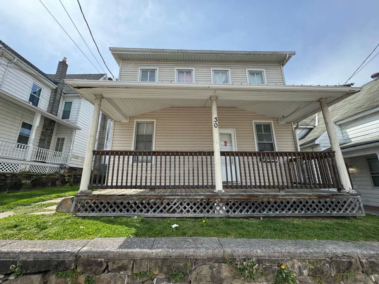 2nd floor Apartment - MOVE IN SPECIAL