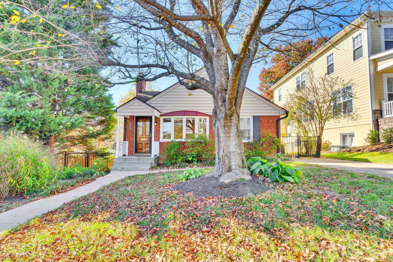 Detached Two-Level Home in Arlington