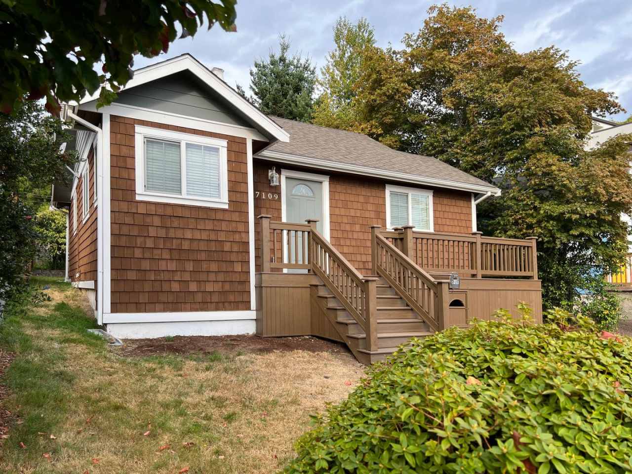 Charming and updated 2 bedroom, 1 bath bungalow in West Seattle