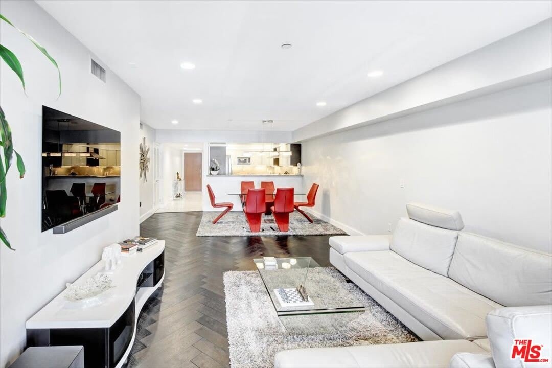 1319 N Detroit St unit: 108