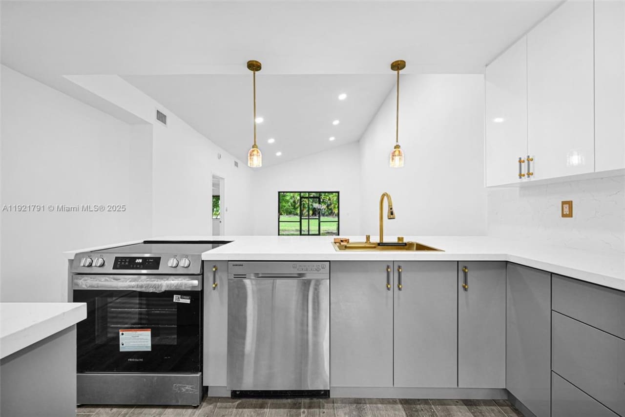 453 Lakeview Drive 1, Weston, FL 33326