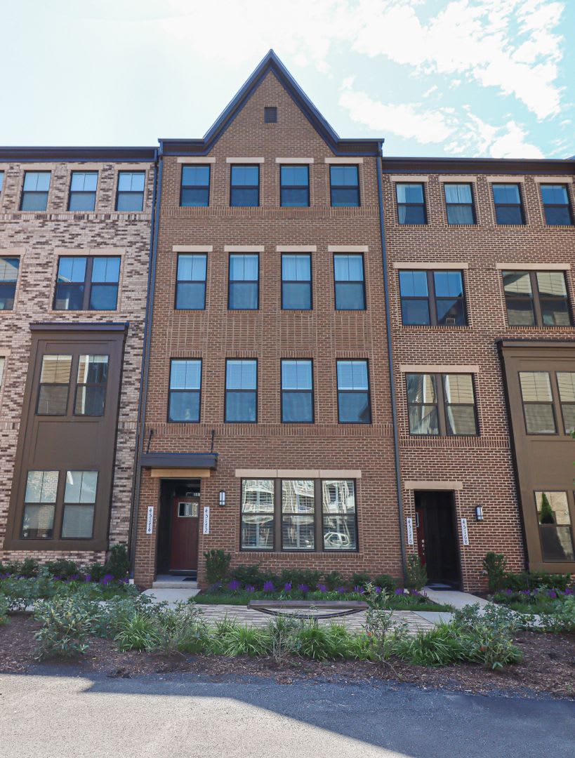 Stunning 3 Bed 2.5 Bath, Newer Condo-Style Townhome In Beautiful Kincora Land Bay