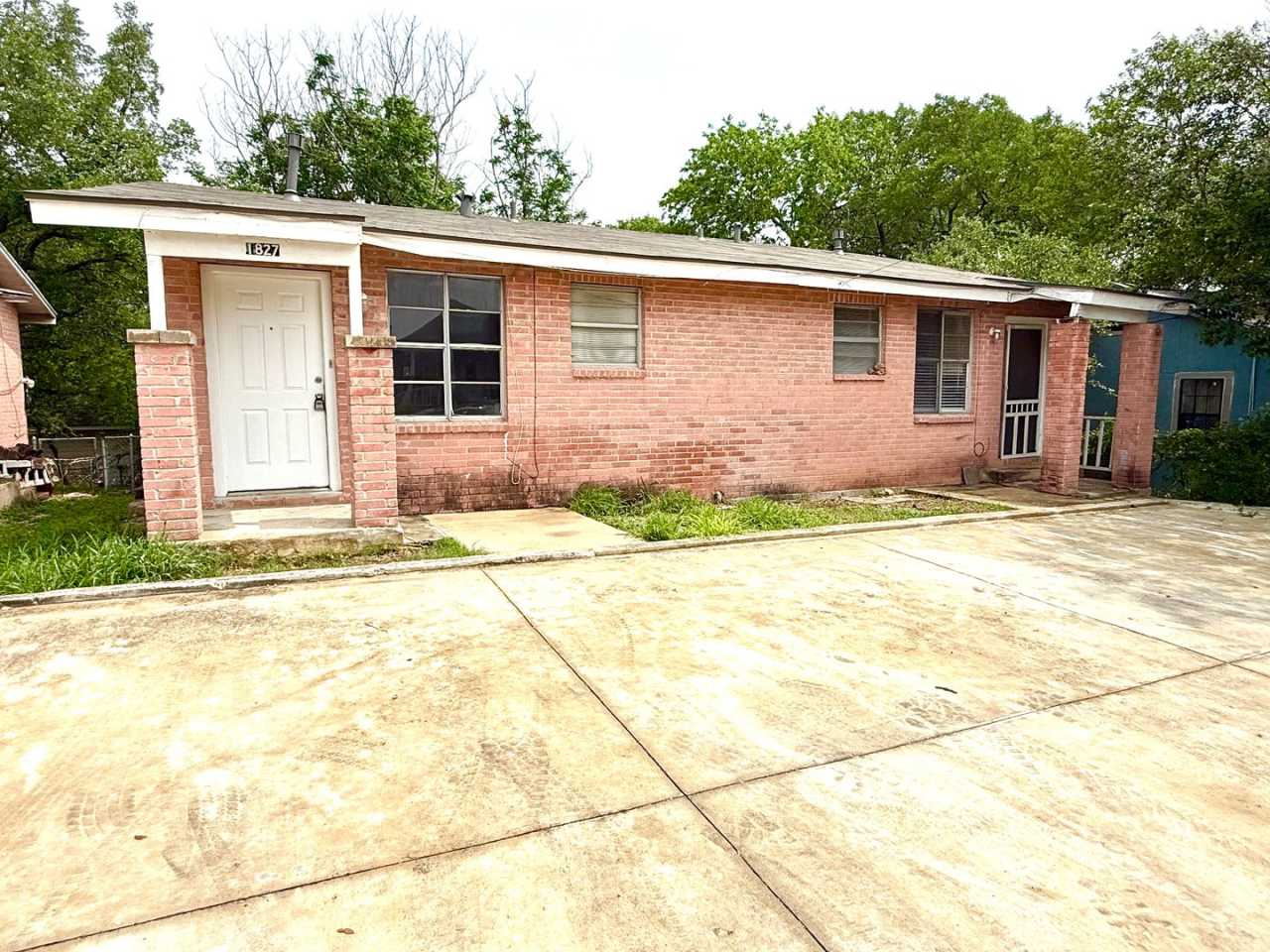 AVAILABLE NOW! 2 Bedroom / 1 Bath Duplex Near Brooks City Base!