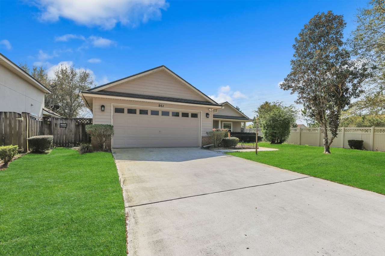 4 bedroom/ 2 bathroom home in Heritage Landing!