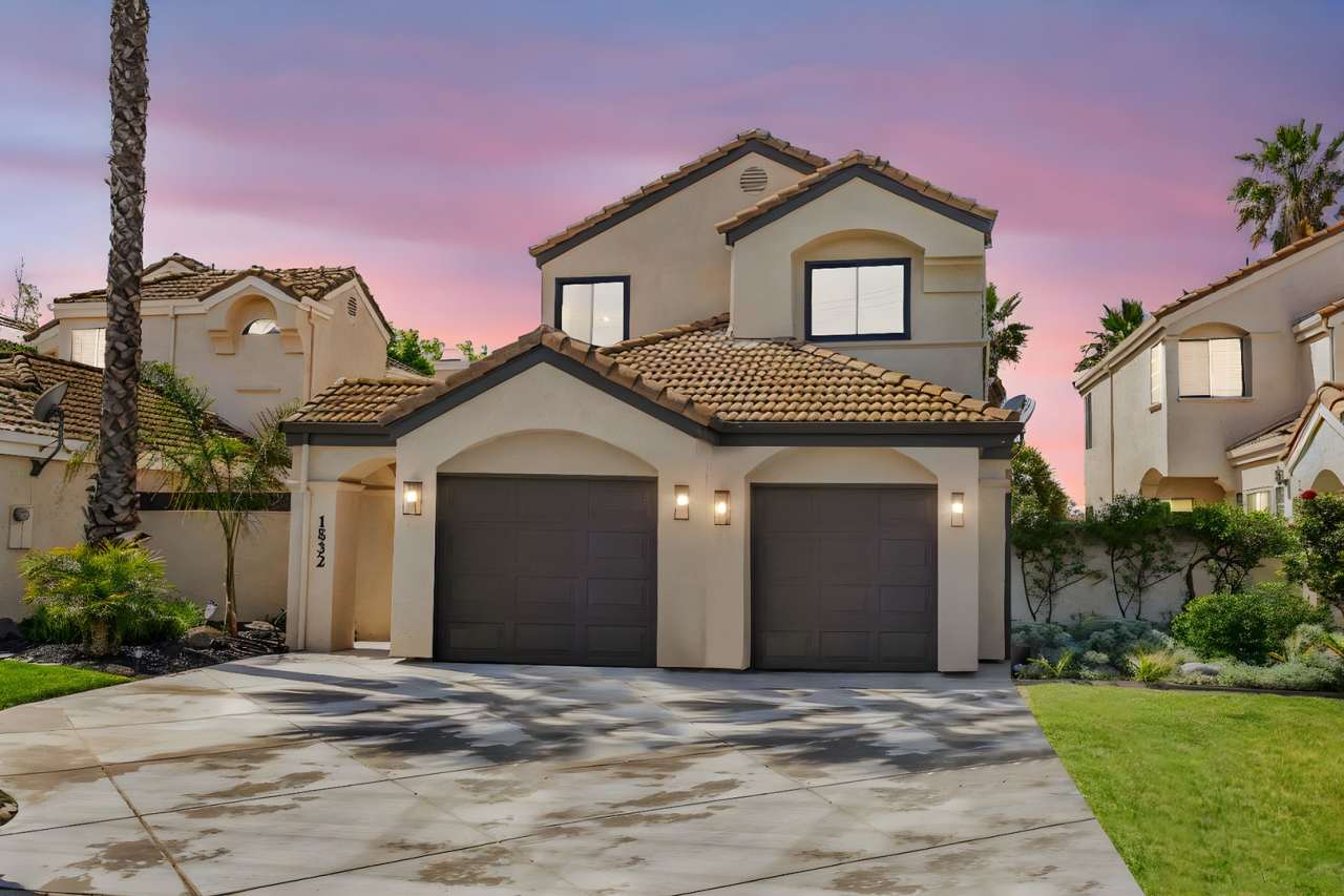 STUNNING REMODELED 2-STORY GARDEN HOME FULLY FURNISHED TO THE 9'S. THIS 3 BEDROOM, 2.5 BATHROOM IS IMMACULATE!