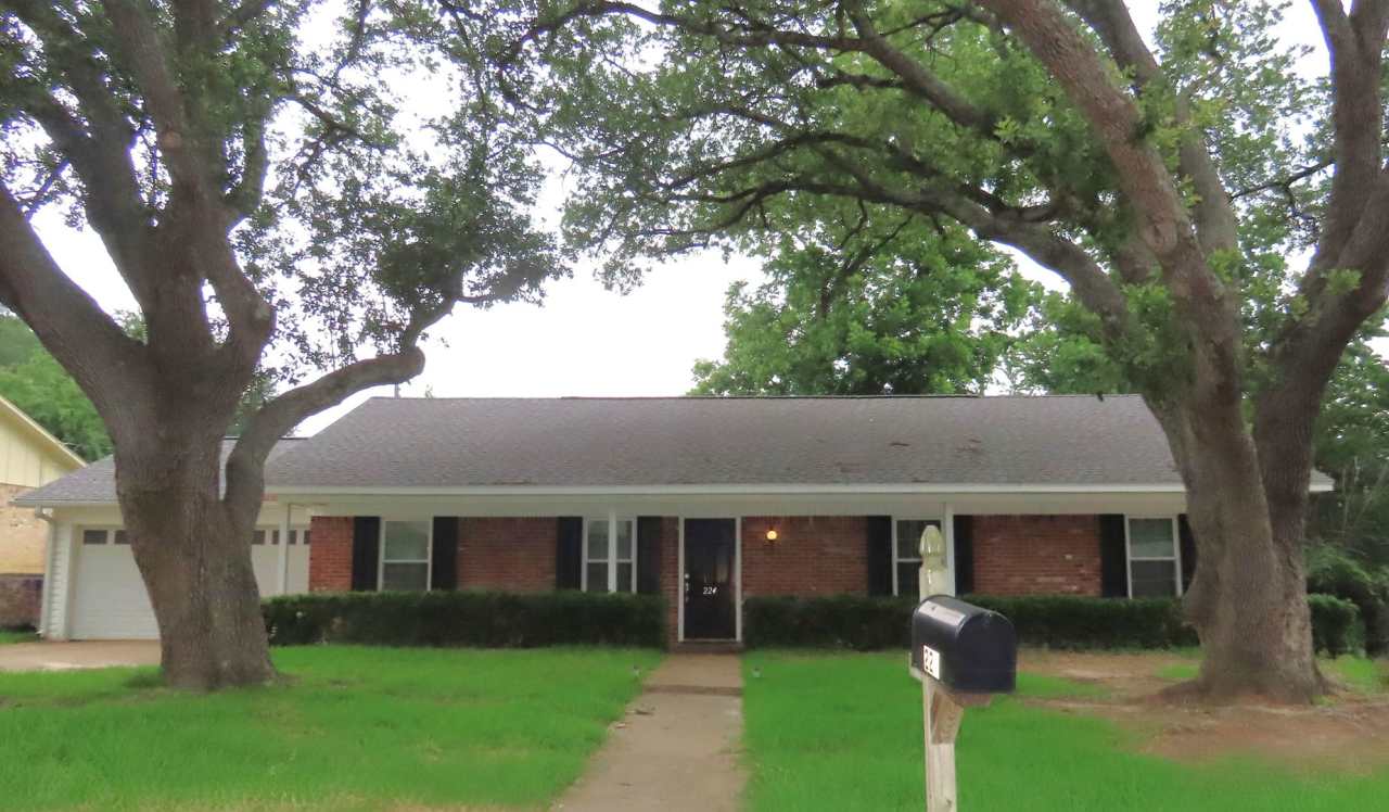 South Tyler! Lovely 3 Bedroom, 2 Bath House w/Garage