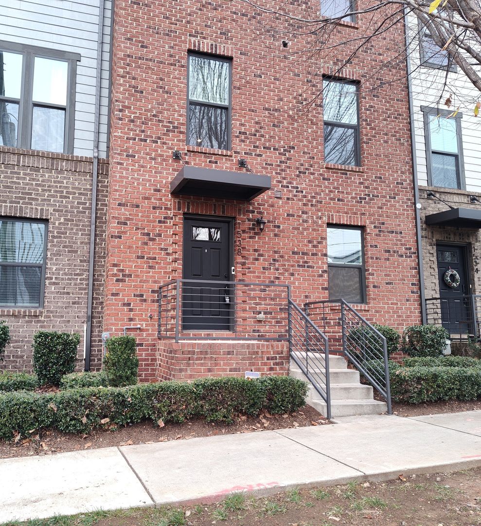 Pristine, 4 bed, 3.5 bath Townhome Located in the Kee Court Community!