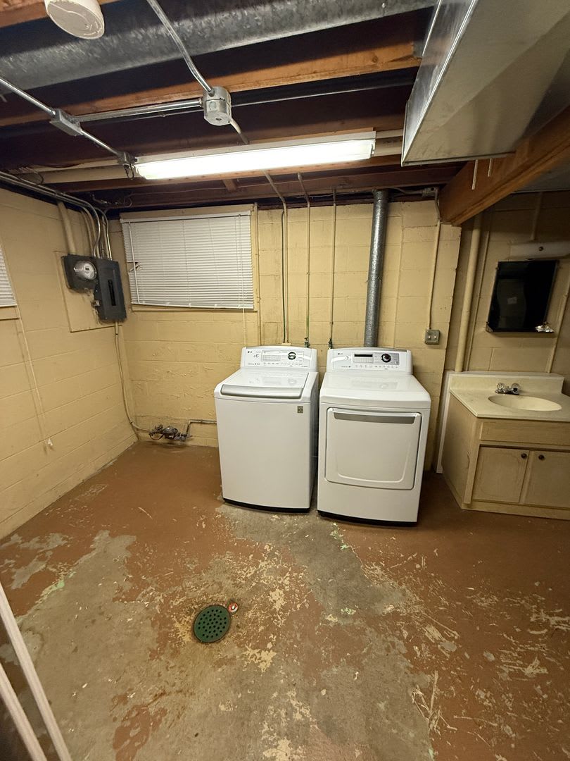 FOR RENT! Spacious 3-Bedroom Home with Garage  Large Yard – Davenport, IA