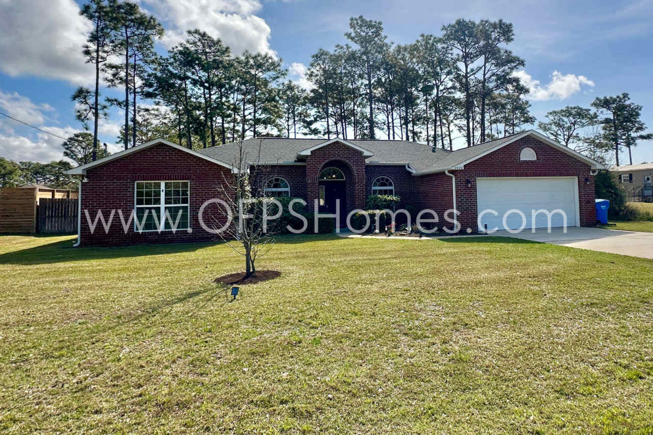 AVAILABLE MAY 1 - PRIME NAVARRE LOCATION!