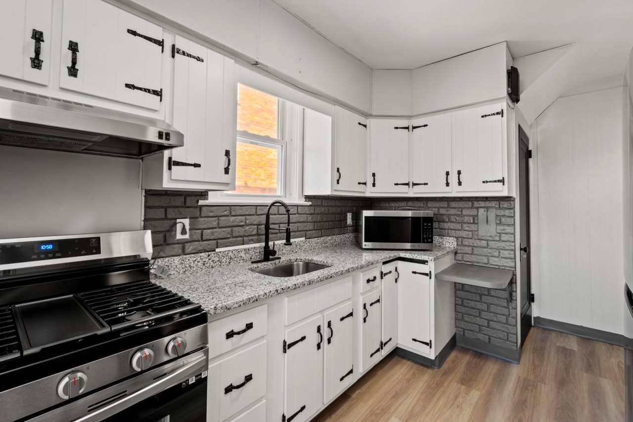 Beautiful 3 Bedroom House in Carrick Available May 1!