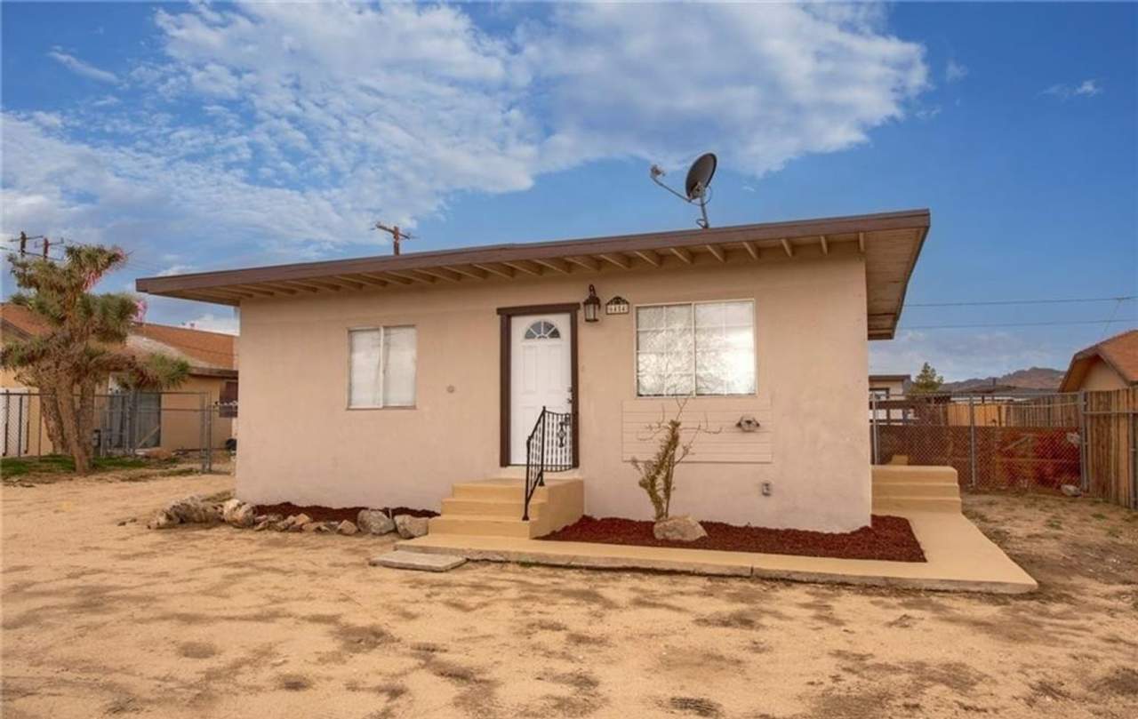 AVAILABLE NOW! LOVELY Remodeled 2 Bedroom / 2 Bath home in Yucca Valley!