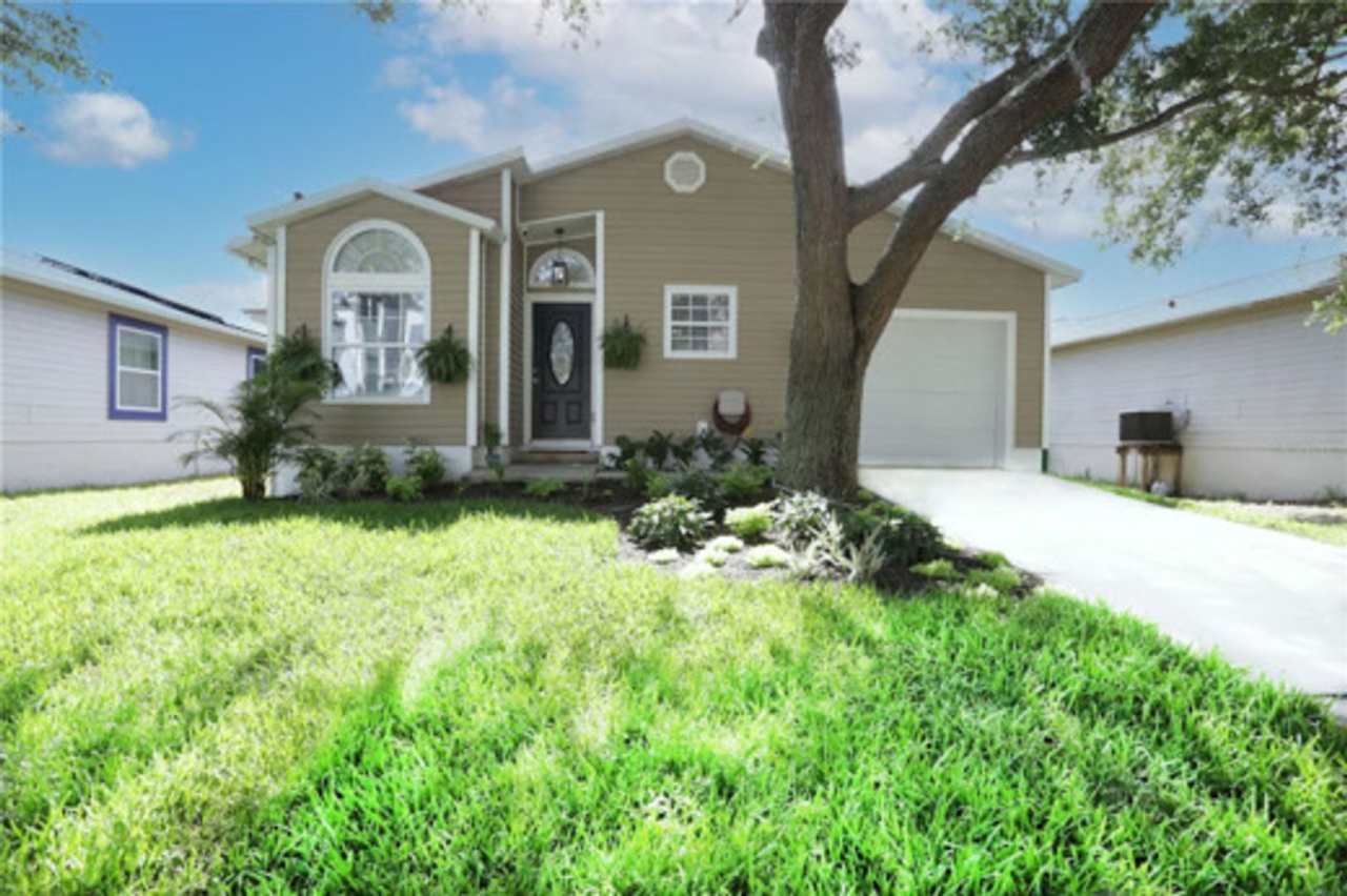 Charming 3BR/2BA Tampa Home with Screened Lanai Located Near MacDill AFB.