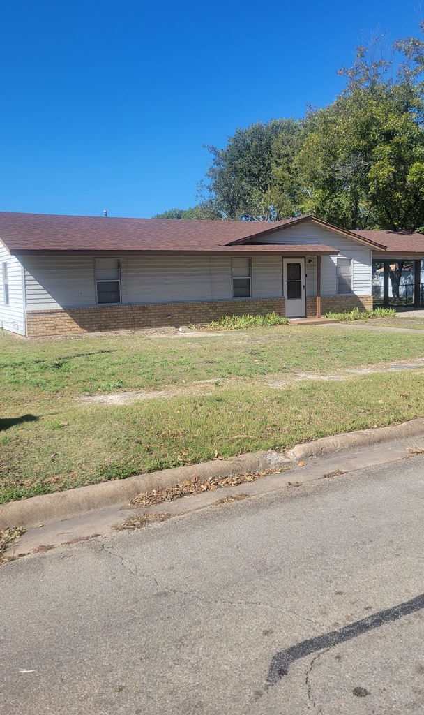 Charming 3-Bedroom, 1-Bath Home with Large Backyard – Fully Furnished!