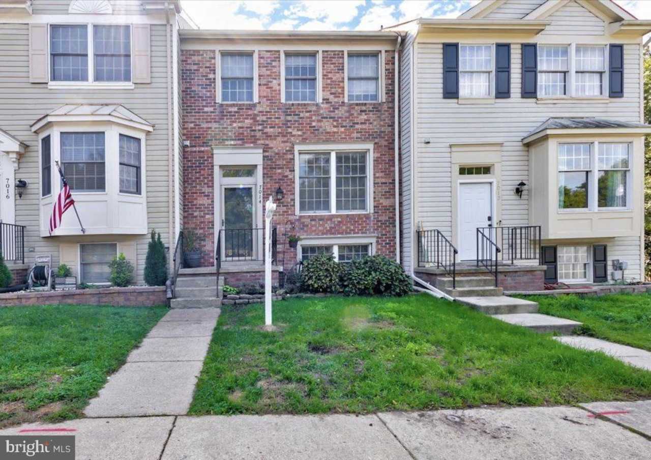 Gorgeous Brick-Front 3 bd 3.5 bth Townhome in Chestnut Hill Cove!