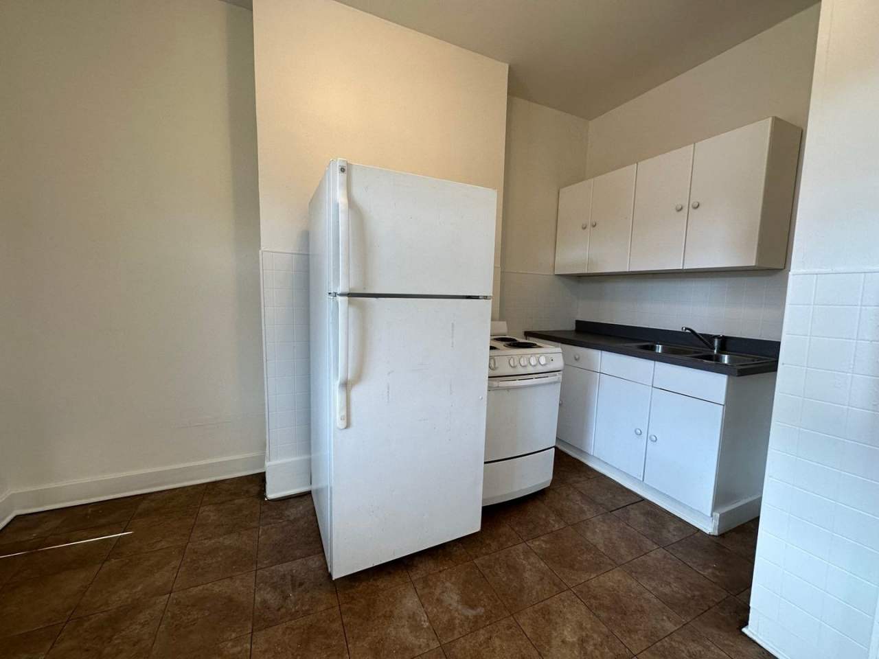 Cozy Two Bedroom Apartment! Great Oakland Location! Call Today!