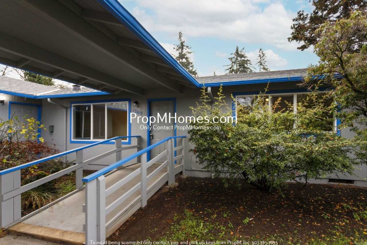 2-Bedroom Home W/ Parking and Modern Kitchen! *DEPOSIT SPECIAL*