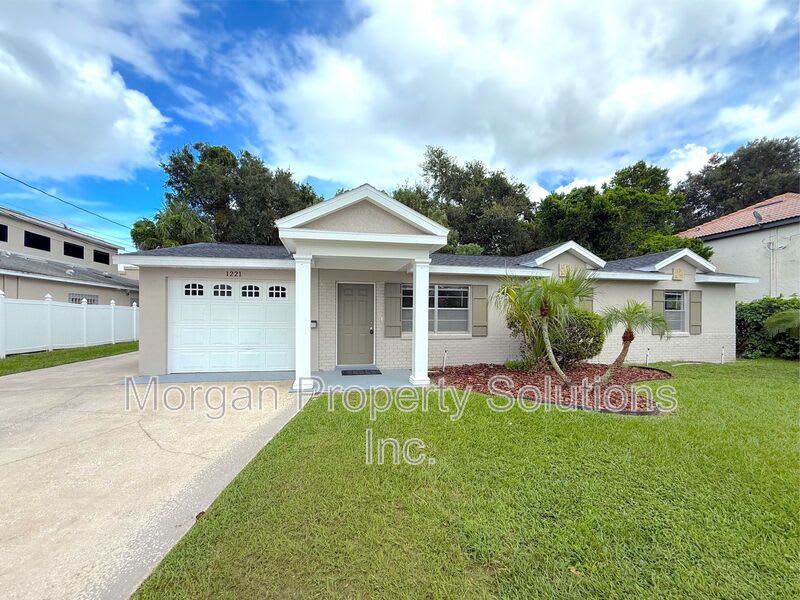 1221 Poinsettia Avenue