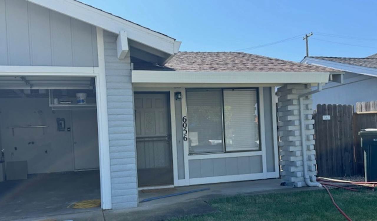 Updated 2 Bed / 1 Bath Duplex in Orangevale – Available Now!