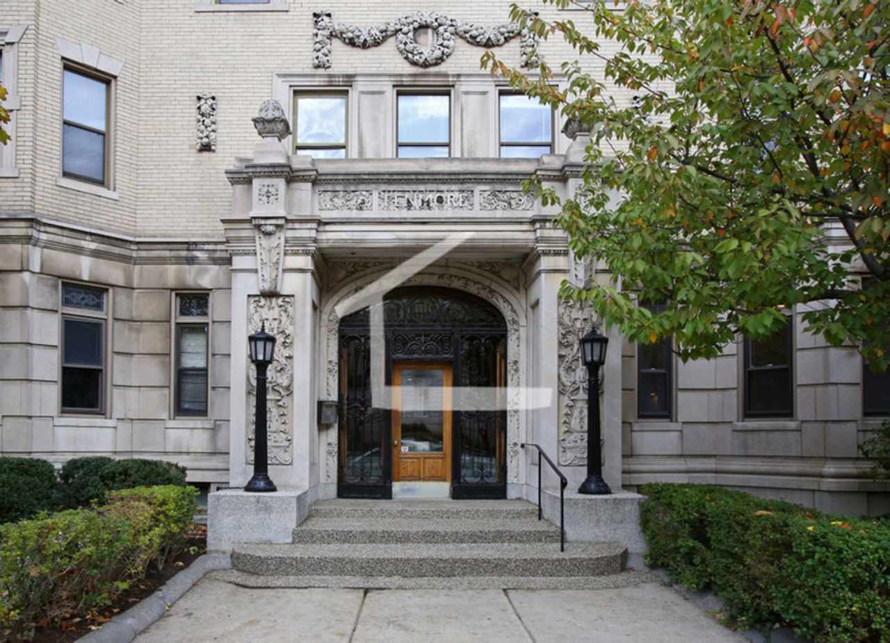 Nice 2 bed steps from Berklee College