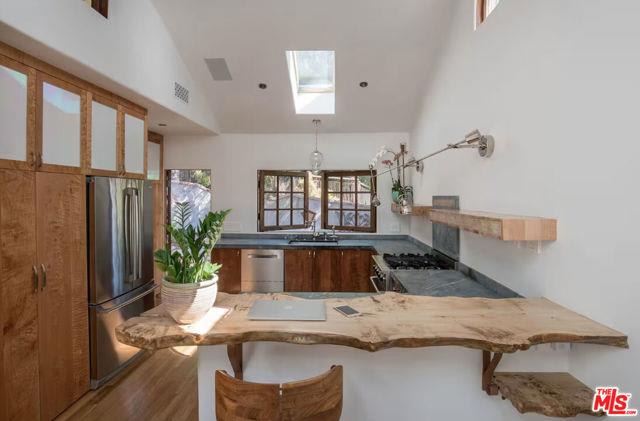 8978 Wonderland Avenue