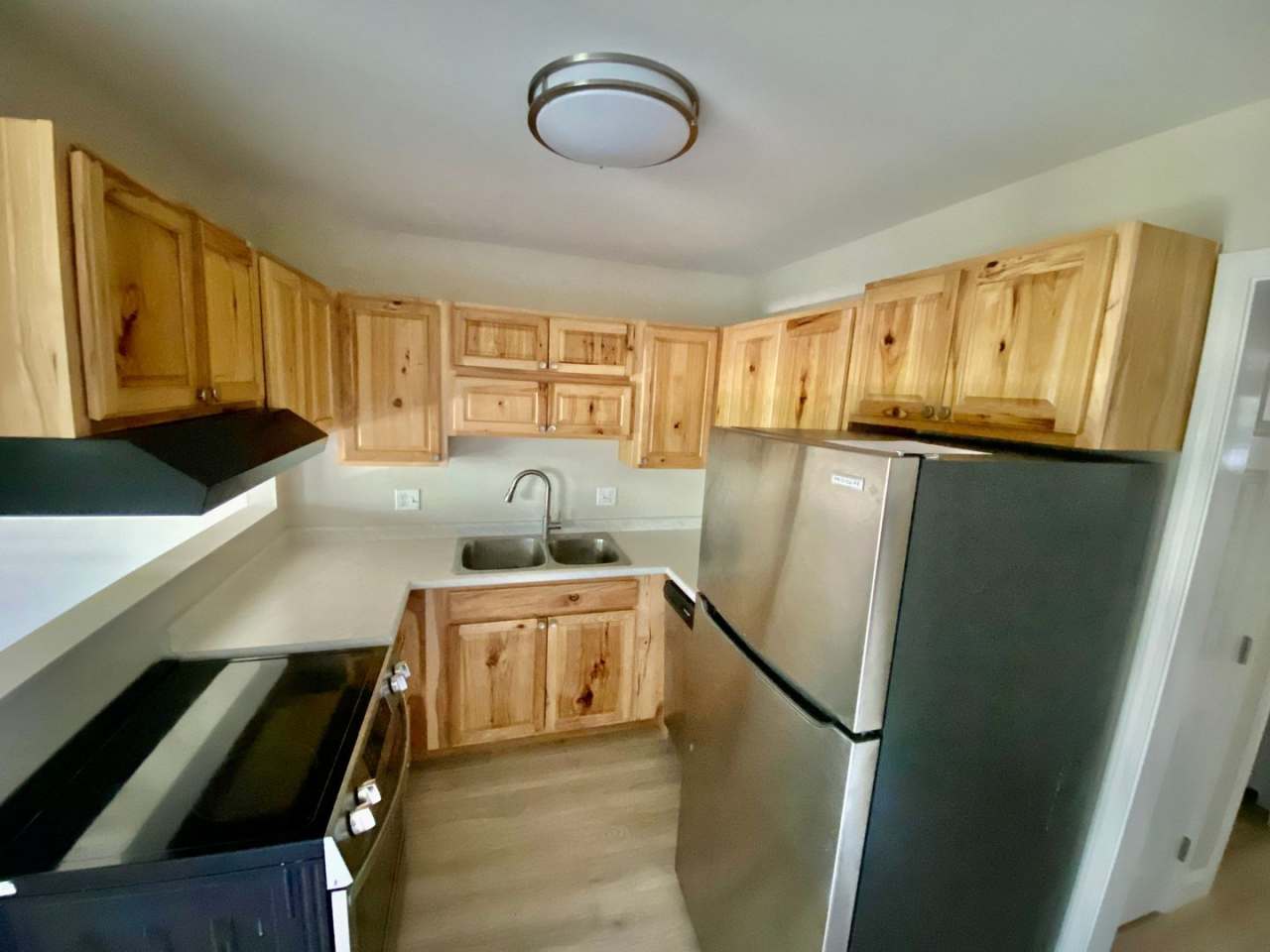 Bright  Remodeled 2BD/1BA 2nd Floor Quarry Hill Condo– Available August 1