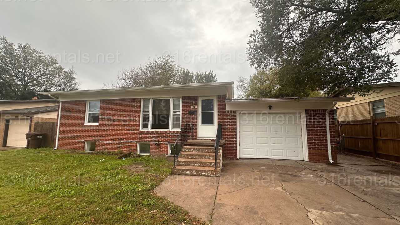 $1250 - 3 bed 1 bath with basement - Single Family Home located in the Southwest neighborhood