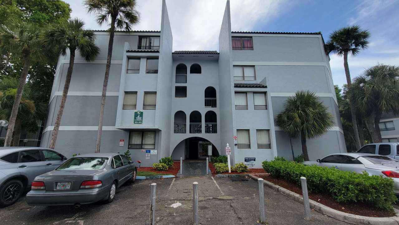 West Palm Beach 1 bedroom 1.5 bath Apartment.