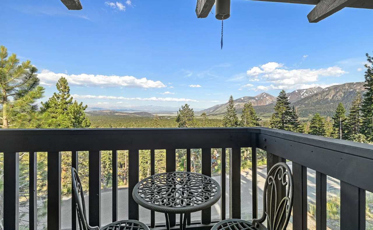 Fully Furnished 2 Bed / 2 Bath Corner Unit – Stunning Views + Onsite Hot Tub  Sauna!