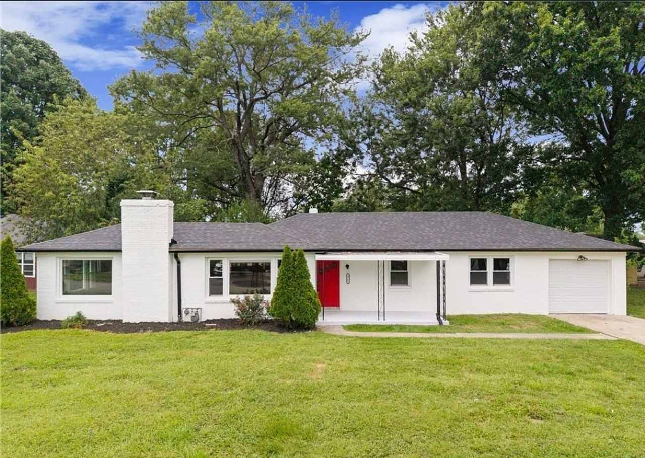 Modern 4 Bedroom Home with Granite Kitchen  Tiled Baths