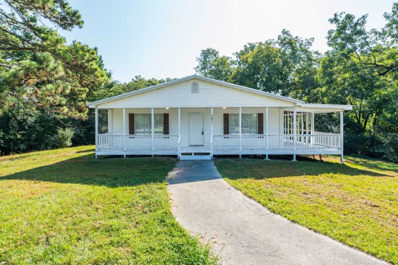 AVAILABLE NOW! Home for rent in Leeds AL! Close to shopping and food!